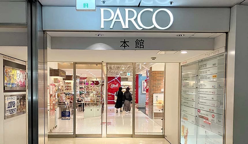 「福岡 PARCO」門口大大的 PARCO 字樣招牌