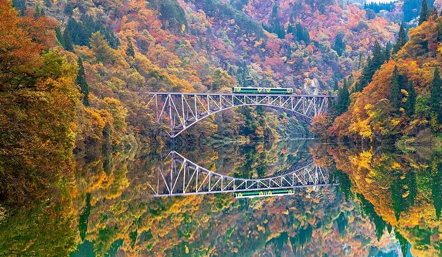 福島JR只見線,列車穿越鐵橋與溪谷,紅葉倒映水面形成絕景