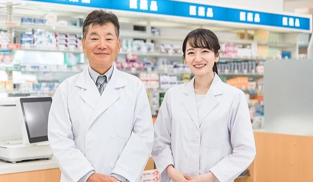一男一女藥劑師站在藥妝店收銀台前面