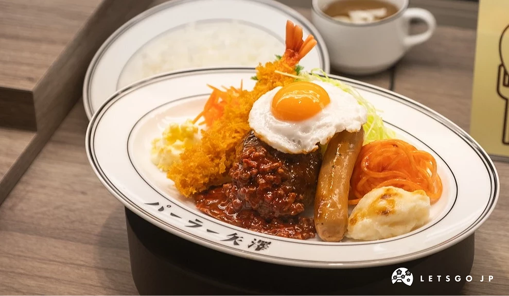 餐盤中擺放炸肉餅與太陽蛋