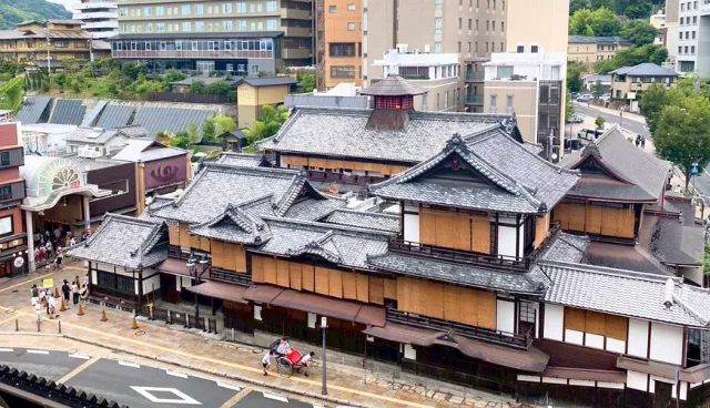 四國道後溫泉攻略2026：交通、泡湯、神隱少女打卡、商店街美食住宿推薦 的縮圖