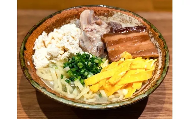 名護沖繩麵專門店「AJITOYA」：慢火熬煮濃厚阿古豬豚骨湯頭回味無窮！