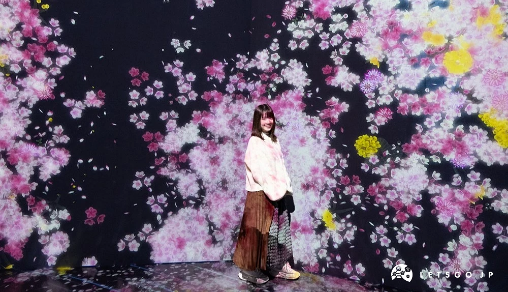 「麻布台之丘 teamLab」內的光影作品