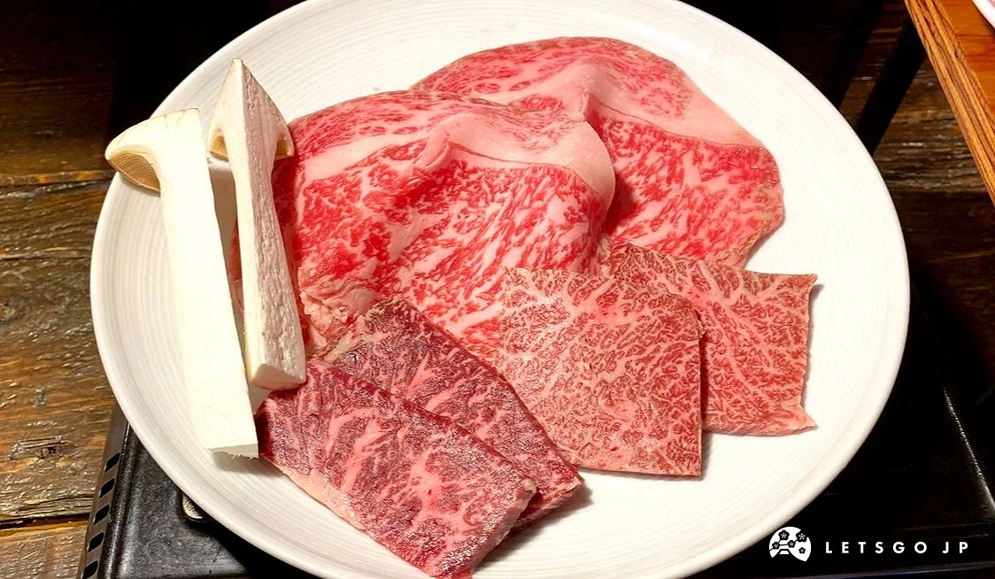 和牛牛片擺在木質餐具上