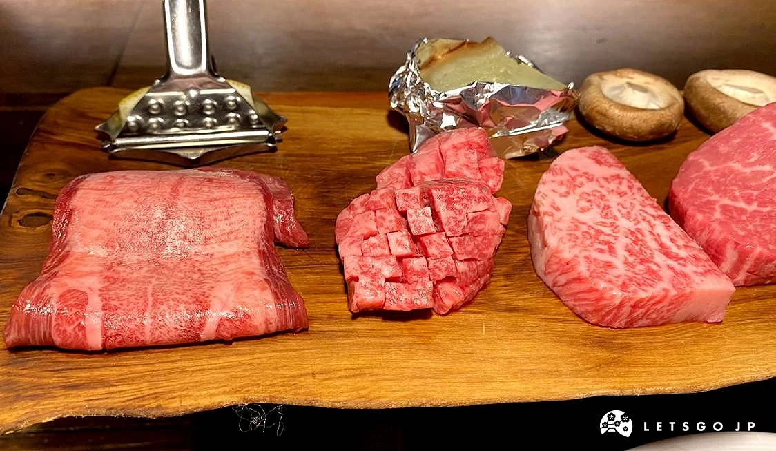 和牛牛片擺在木質餐具上
