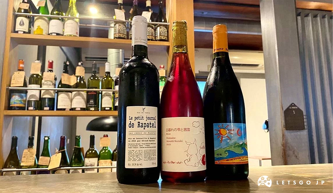 三瓶紅酒擺放在酒架前