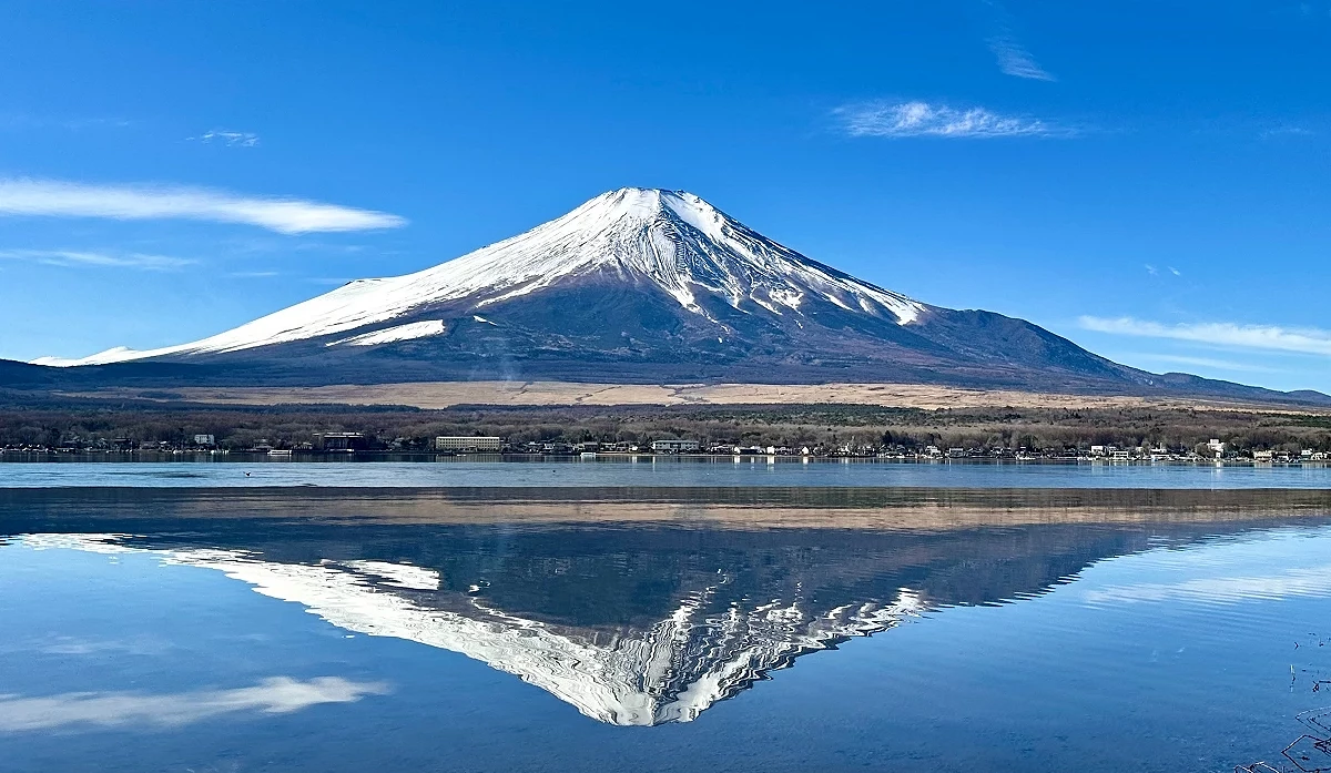 富士山倒映在水中