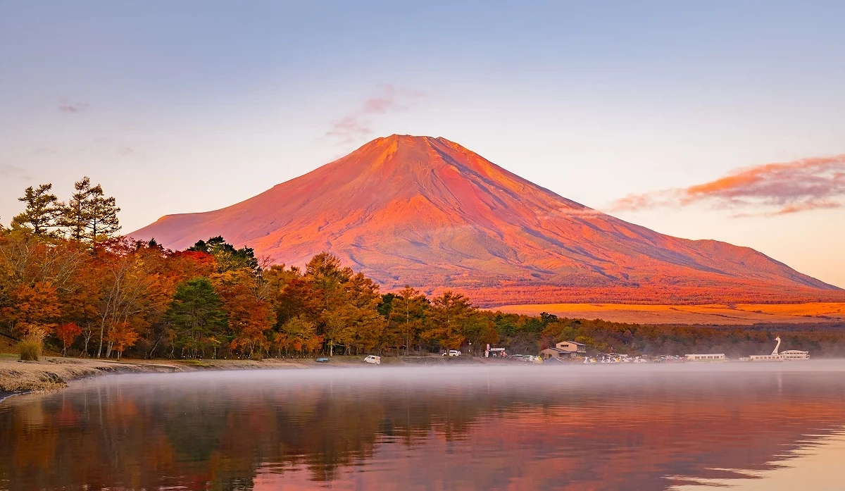 暈染上紅色光暈的富士山