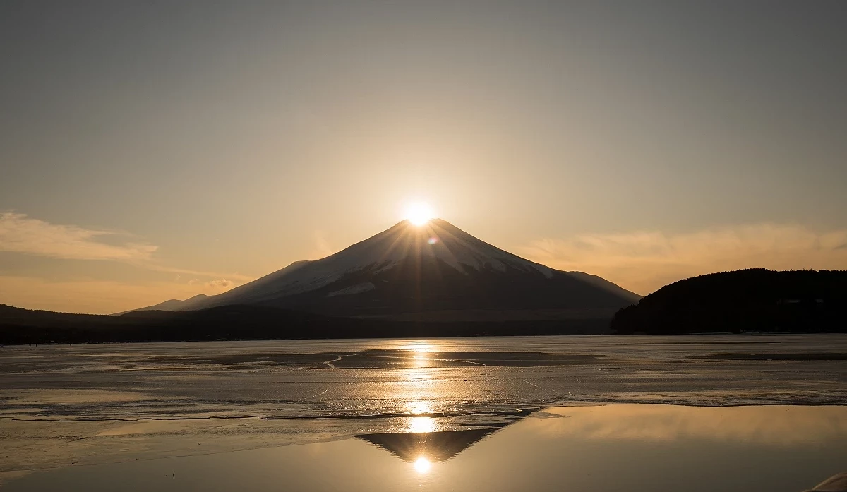 耀眼太陽與富士山山頂重疊