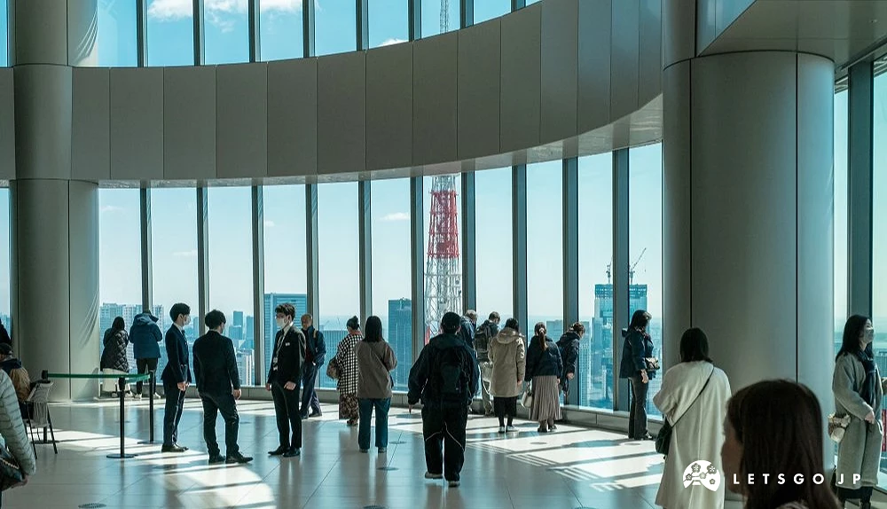 麻布台之丘展望台內遊客欣賞遠處的東京鐵塔