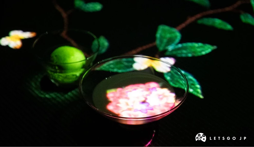《綻放在茶碗裡那無限宇宙中的花朵》