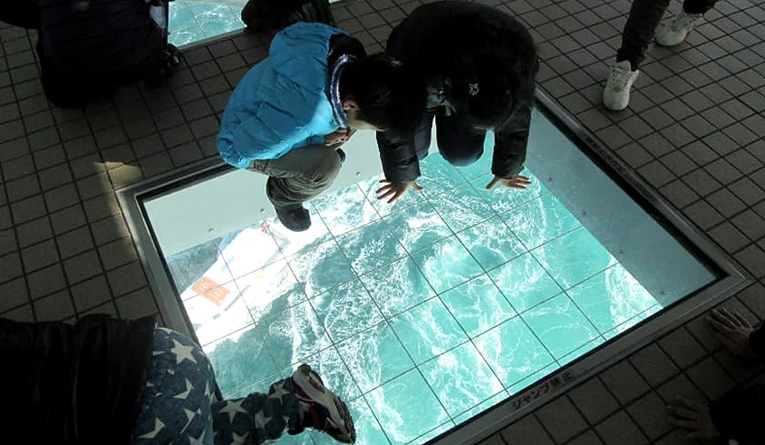 空中步道「大鳴門橋遊歩道」可透過透明玻璃地板,俯瞰足下的鳴門漩渦。