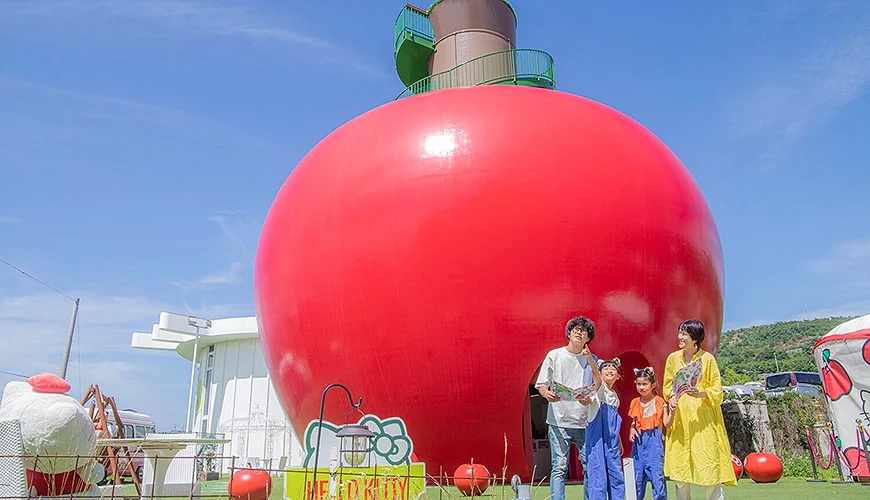 淡路島夢幻主題設施「HELLO KITTY APPLE HOUSE」的巨大蘋果造型建築