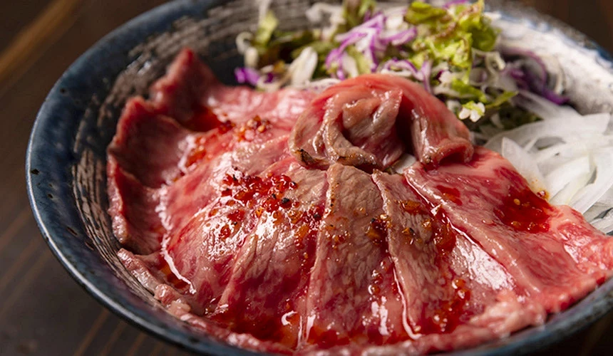 「淡路島肉丼製作所 牛與米」主打炭火燒烤調理各式肉丼。