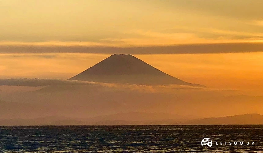 夕陽下,前面是海,後面是富士山