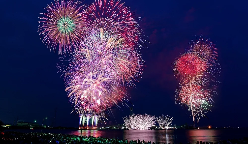 姬路港祭海上花火大會歷史畫面,在夜色中煙火在海上綻放