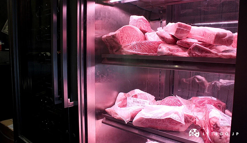 冷藏櫃內陳列多塊帶有大理石紋的和牛肉,部分以透明袋包裝