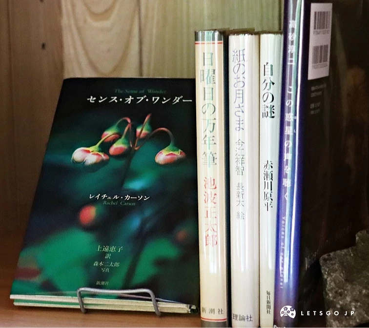 擺有多本推薦書籍的書櫃