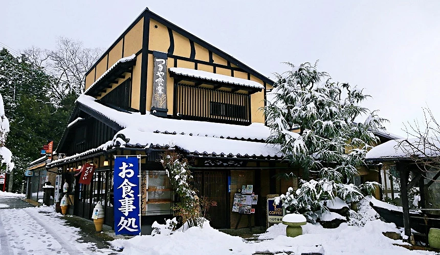 白雪中的鶴屋食堂外觀遠景