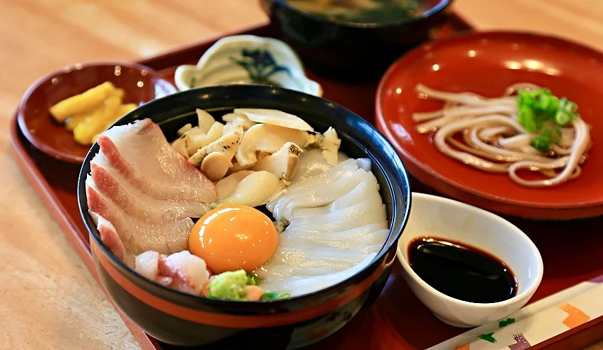 鶴屋食堂餐點照中景