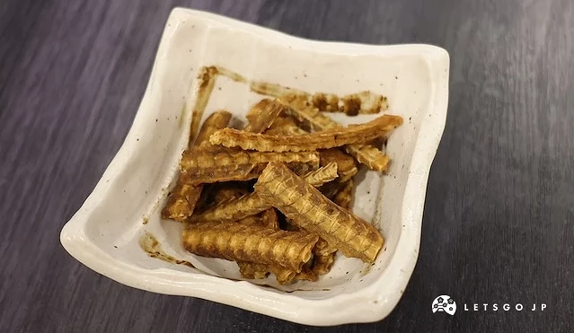 白色方形碟內盛裝多條炸鰻魚骨