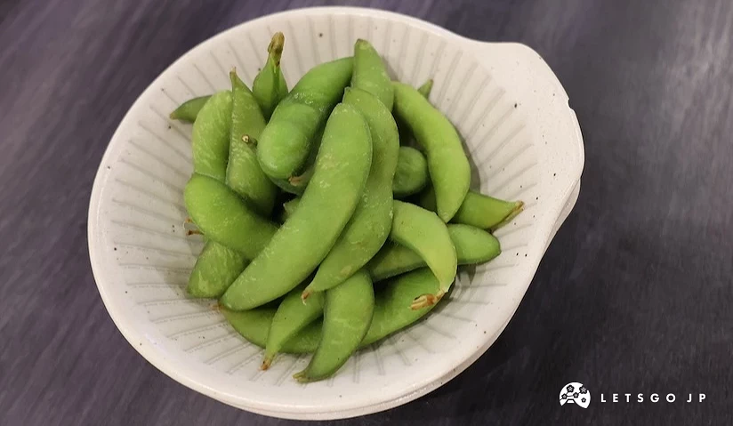白色碗內盛裝一份毛豆