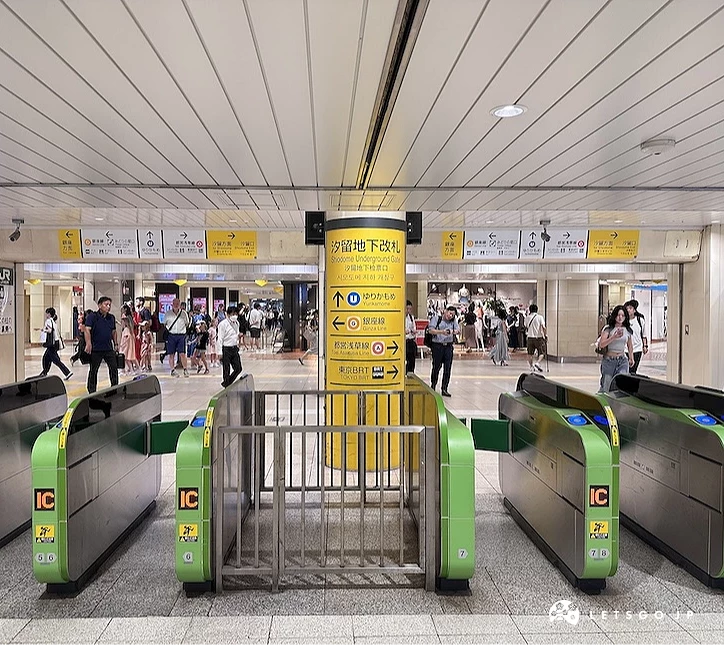 車站閘口與站內指示牌,旅客進出通道