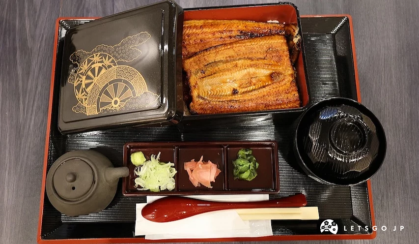 鰻魚飯套餐,附湯碗、茶壺與三格小菜