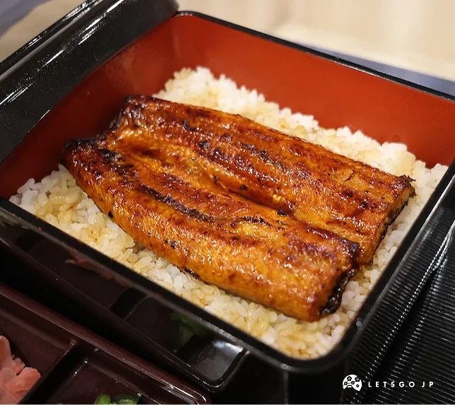 餐盒內白飯上覆蓋一片烤鰻魚