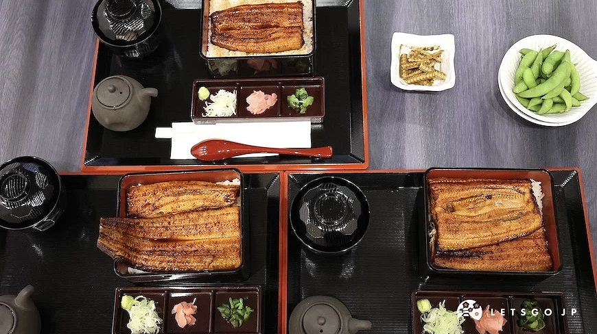 三份鰻魚飯套餐,附味噌湯、小菜與毛豆