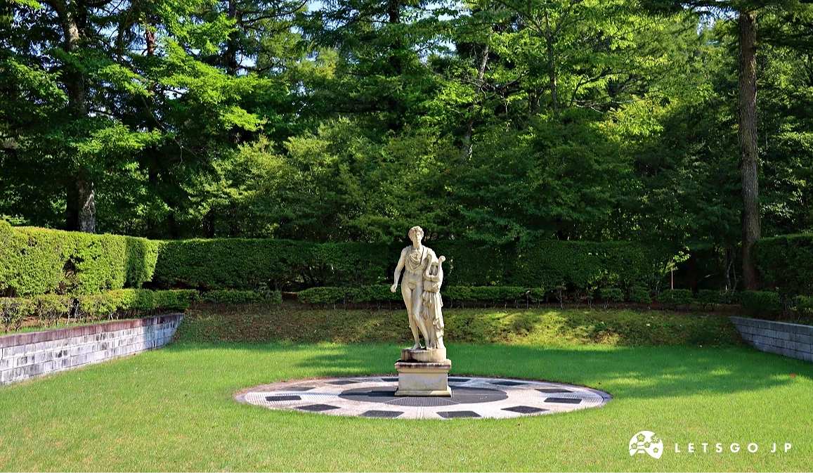 設有阿波羅雕像的庭園