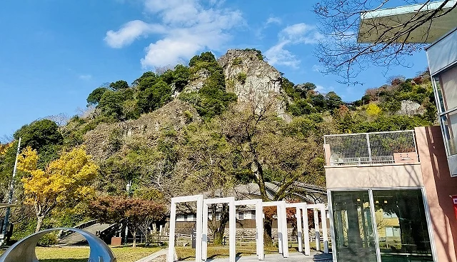 舞鶴城公園內的重盤岩