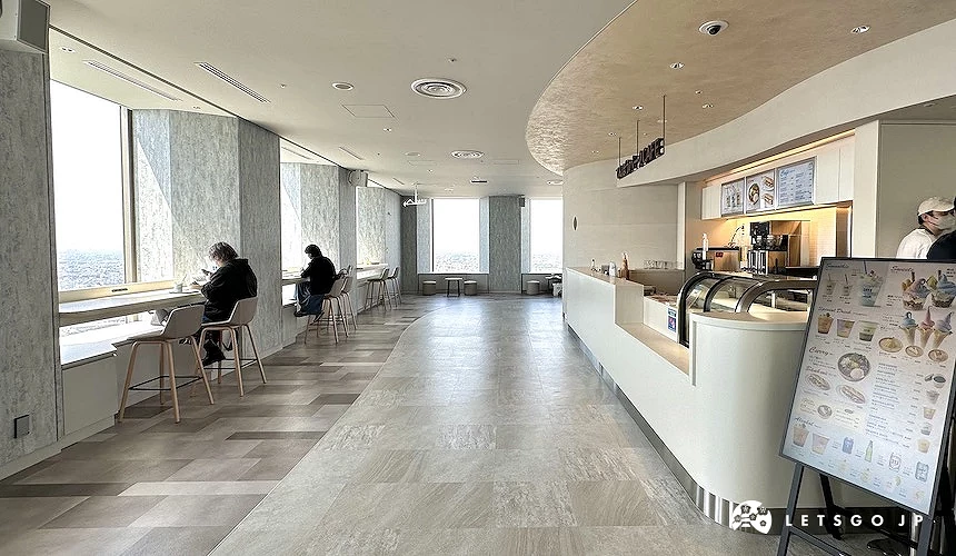可坐在窗邊的白色裝潢展望公園CAFE