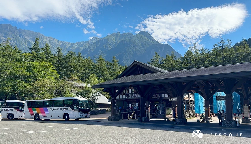 上高地的巴士總站有著木造的屋頂遮陽