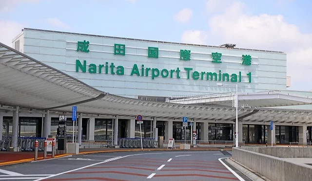 成田國際機場第一航廈外觀入口,建築上標示 Narita Airport Terminal 1
