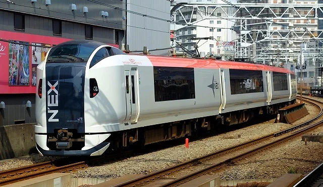 JR 東日本成田特快(Narita Express,N’EX)紅白黑配色列車行駛於東京市區鐵道,專為往返成田機場與市中心的機場特急