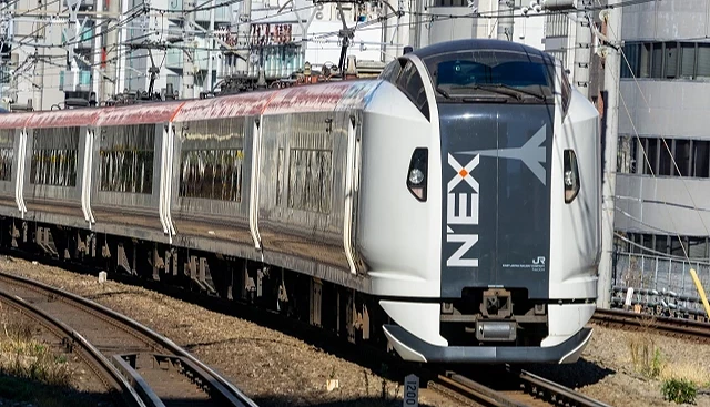 成田特快 N’EX 列車行駛在東京市區鐵道上