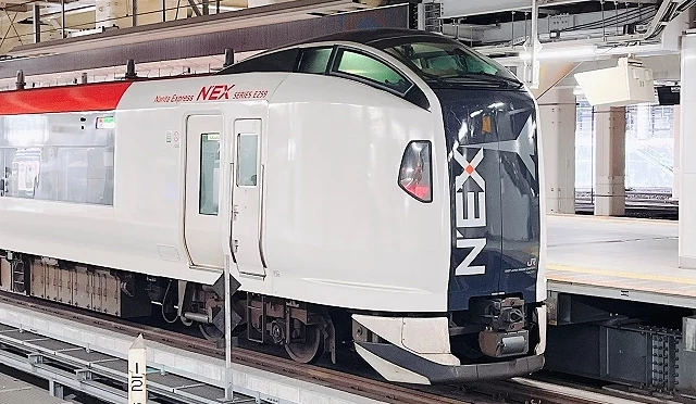 成田特快 N’EX 停靠在月台上的車廂外觀