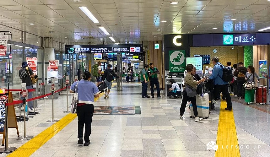 成田機場地下一樓的 JR 東日本票務大廳與綠色窗口