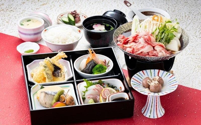 壽喜燒與日式便當組合，附白飯、湯與甜點