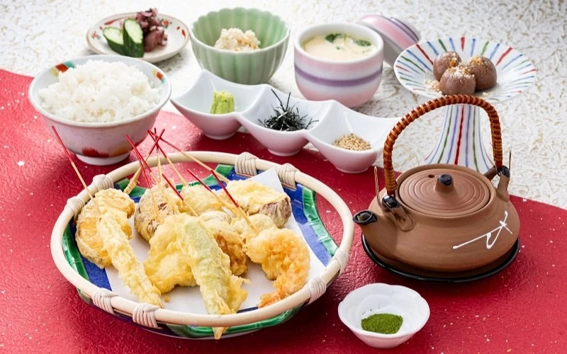 炸物天婦羅套餐，搭配白飯、茶碗蒸與甜點