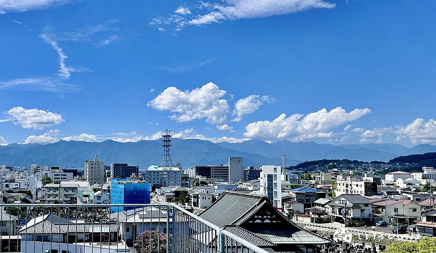 從戶外瞭望休憩區能眺望遠方的北阿爾卑斯山