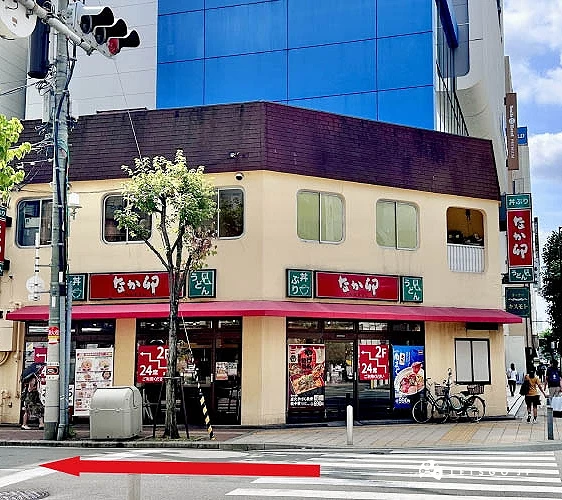 沿著堺筋通往南走,看到「なか卯」左轉