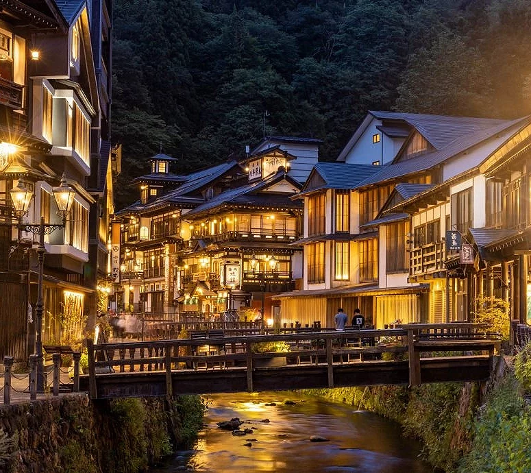 黃昏時點燈後的銀山溫泉街