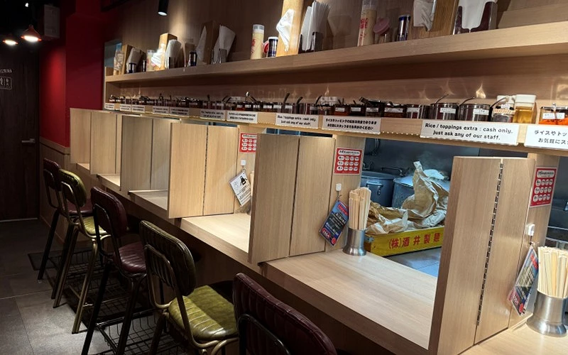 單人小隔間的用餐環境