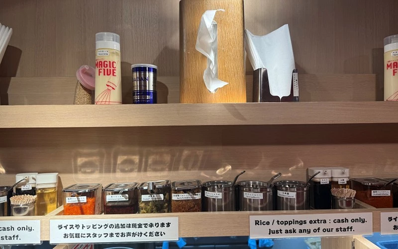 木頭層架上整齊擺放著各式各樣的盒裝調味料