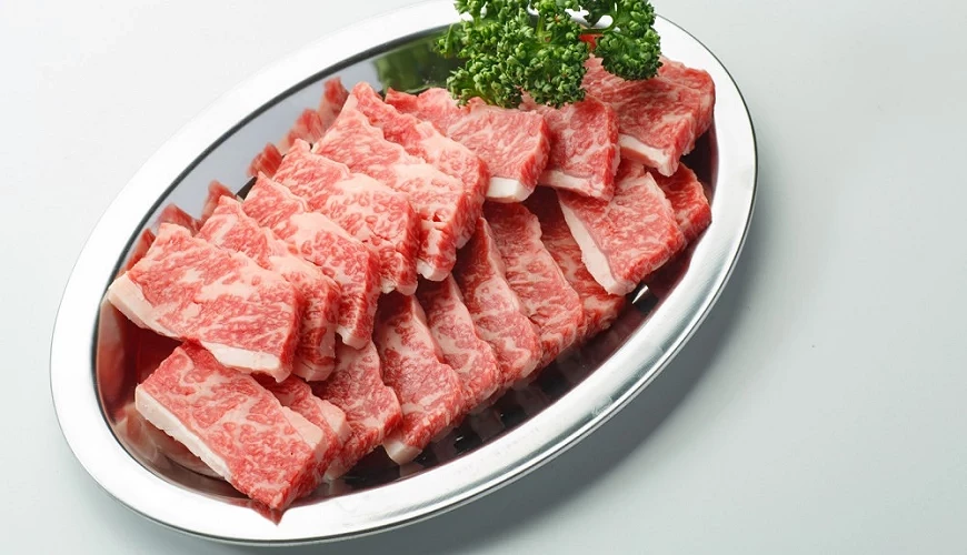 裝在盤子裡的生五花肉「バラ」