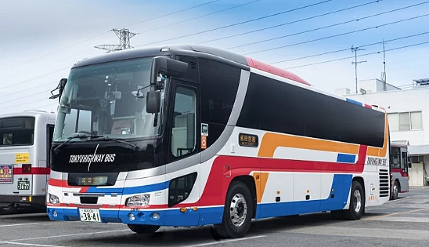 車身為紅、橘、白、藍的巴士外觀