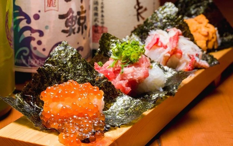 海苔包覆鮭魚卵與海鮮壽司排列