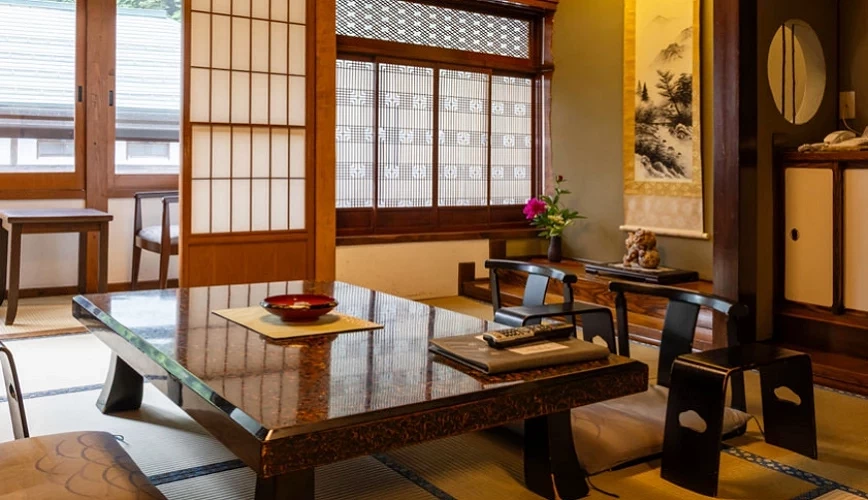 日式溫泉旅館客房內,有茶几、掛畫